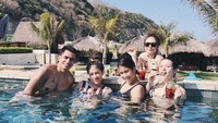 Begini potret keseruan Gadis Sadiqah saat liburan bareng keluarga. Terlihat dalam momen ini juga ada Gya Sadiqah dan Wulan Guritno. Foto: Instagram @gadiscsadiqah