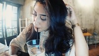 Ini adalah potret jadulnya saat nongkrong di kafe. Ia pun memesan es kopi dan berfoto candid sambil menikmati kopi tersebut. Foto: Instagram @gadiscsadiqah