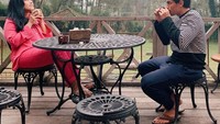 Ini bukti keromantisan antara Gadis Sadiqah dan Danar Guritno saat ngopi bersama. Mereka menikmati secangkir kopi dengan pemandangan Bandung yang asri. Foto: Instagram @gadiscsadiqah