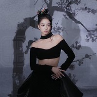 Busana yang dipakai Jisoo tampak mewah sekaligus seksi dengan aksen fishtail dan pita berukuran raksasa di bagian belakang. Foto: Tangkapan Layar YouTube YG Entertainment