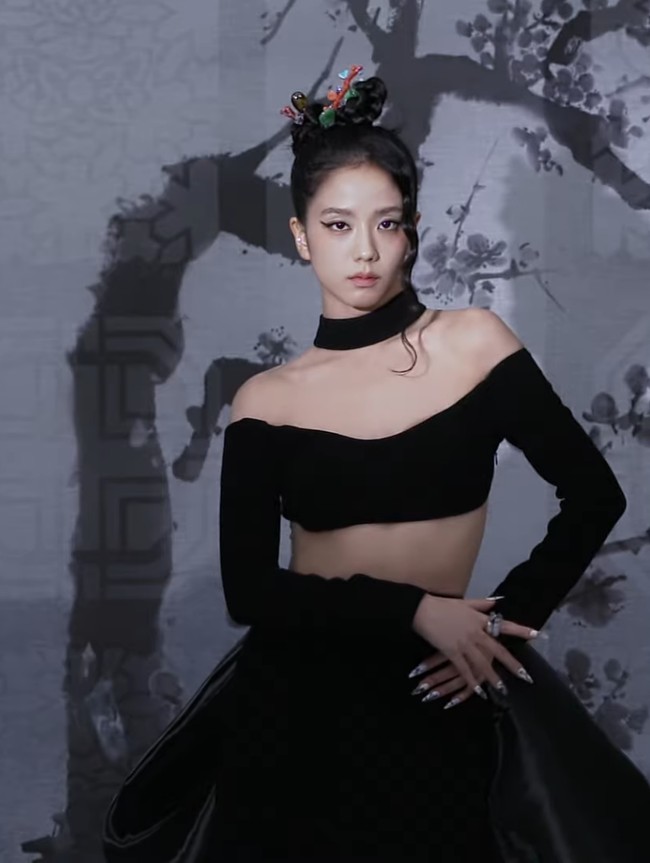 Busana yang dipakai Jisoo tampak mewah sekaligus seksi dengan aksen fishtail dan pita berukuran raksasa di bagian belakang. Foto: Tangkapan Layar YouTube YG Entertainment