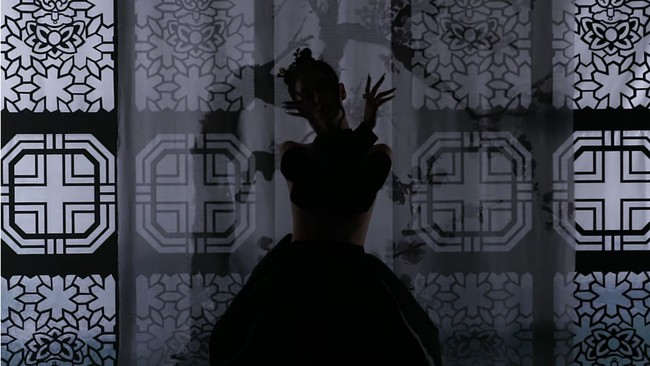 Jisoo diketahui memakai gaun seharga USD16,916 atau sekitar Rp 258 juta. Foto: Tangkapan Layar YouTube YG Entertainment