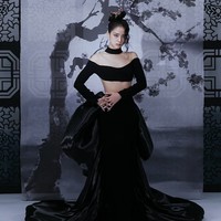 YG merilis teaser kedua video klip dari single ‘Flower’ milik Jisoo BLACKPINK. Dalam teaser berdurasi 25 detik itu, dia tampak mengenakan gaun hitam model off-shoulder. Foto: Tangkapan Layar YouTube YG Entertainment