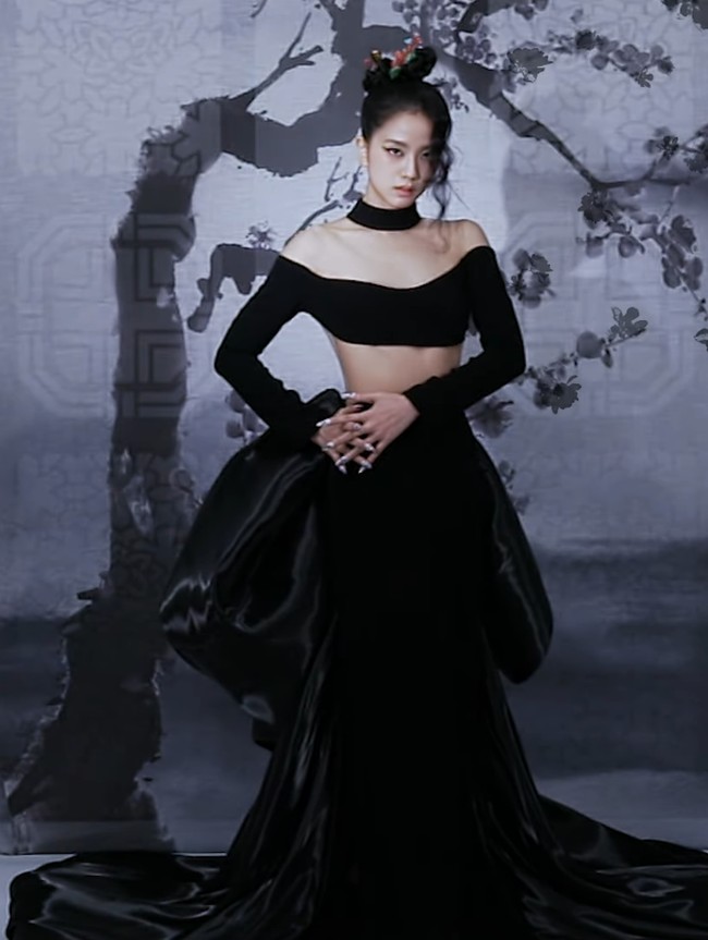 YG merilis teaser kedua video klip dari single ‘Flower’ milik Jisoo BLACKPINK. Dalam teaser berdurasi 25 detik itu, dia tampak mengenakan gaun hitam model off-shoulder. Foto: Tangkapan Layar YouTube YG Entertainment