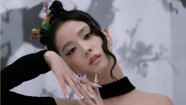 Penampilan Jisoo membuat fans kagum. Namun harga outfit yang dipakai penyanyi 28 tahun ini membuat terperangah. Foto: Tangkapan Layar YouTube YG Entertainment