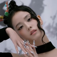 Penampilan Jisoo membuat fans kagum. Namun harga outfit yang dipakai penyanyi 28 tahun ini membuat terperangah. Foto: Tangkapan Layar YouTube YG Entertainment