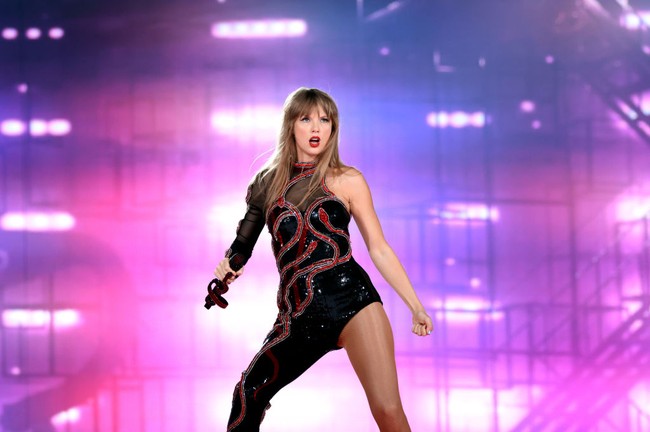 Saat konsernya memasuki era atau tema Reputation, Taylor Swift tampil dengan jumpsuit dari Roberto Cavalli. Jumpsuit itu memiliki detail gambar ular berwarna merah. Foto: Dok. Getty Images