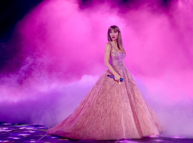 Taylor Swift menggelar konser di State Farm Stadium, Swift City, ERAzona, Glendale, Arizona, Amerika Serikat pada 17 Maret 2023. Konser ini menandai dimulainya tur dunia sang penyanyi yang bertajuk The Eras Tour. Foto: Dok. Getty Images