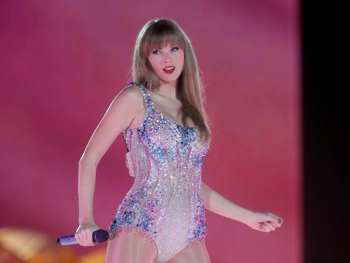 Deretan gaya Taylor Swift saat konser di Arizona, Amerika Serikat