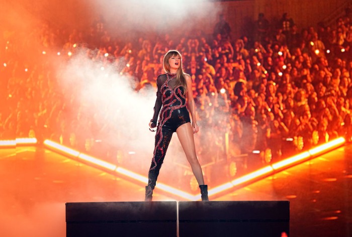 Deretan gaya Taylor Swift saat konser di Arizona, Amerika Serikat