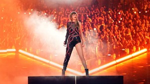 Era Reputation memperkenalkan Taylor Swift yang lebih berani. Serba hitam ditambah dengan motif-motif ular. Foto: Dok. Getty Images