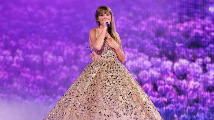 Deretan gaya Taylor Swift saat konser di Arizona, Amerika Serikat