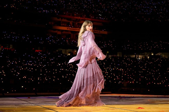 Taylor Swift tampil girly memesona dalam balutan dress lilac dari desainer Alberta Ferretti. Foto: Dok. Getty Images