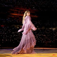 Taylor Swift tampil girly memesona dalam balutan dress lilac dari desainer Alberta Ferretti. Foto: Dok. Getty Images