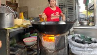 Buka dari tahun 1985, memang sejak awal kedai makan ini tidak ada plang namanya. Oh ya, semua menu di sini masih dimasak langsung oleh sang pemilik, yaitu Alin. Foto: detikFood