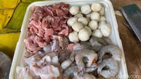 Alin terbilang tak neko-neko dengan menu makanan yang ia tawarkan. Hanya ada kwetiau, bihun dan mie goreng saja di sini. Topping lengkap berisi udang, cumi, bakso ikan, dan irisan daging babi. Foto: detikFood