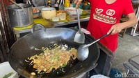 Alin menyebutkan bahwa sejak pertama kali berjualan kwetiau, dirinya sudah memakai arang dari kayu laut untuk memasak makanannya. Foto: detikFood