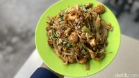 Tekstur kwetiaunya kenyal, dan tidak hambar karena semua bumbunya meresap hingga ke dalam. Daging babi, cumi dan udangnya pun tak amis sama sekali, tak alot, tetap empuk dan juicy. Foto: detikFood