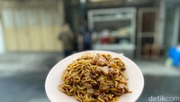 Selain kwetiau, ada juga menu mie goreng lengkap yang dimasak di atas arang. Toppingnya memang tak berbeda dengan kwetiau. Tetap menggunakan daging babi, bakso ikan, cumi, udang dan sayuran. Foto: detikFood