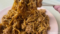 Mie gorengnya enak, tetap dengan ciri khas rasa ‘smokey’ dari arang yang dipakai untuk memasak. Keseimbangan rasa antara manis dari kecap dan gurih dari bumbunya berpadu sempurna di setiap suapan.  Foto: detikFood