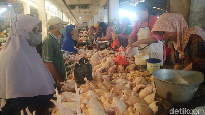 Harga daging ayam, telur, dan cabai di Pasar Bitingan, Kabupaten Kudus, mengalami kenaikan menjelang bulan Ramadan, Rabu (22/3/2023).