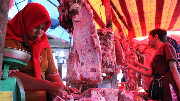 Pedagang melayani pembeli daging sapi di Pasar Simpang Limun, Kota Medan, Sumatera Utara, Rabu (22/3/2023). Menjelang Ramadhan, harga daging sapi di daerah tersebut naik dari harga Rp110 ribu per kilogram menjadi  Rp150 ribu per kilogram. ANTARA FOTO/Yudi/Lmo/hp.