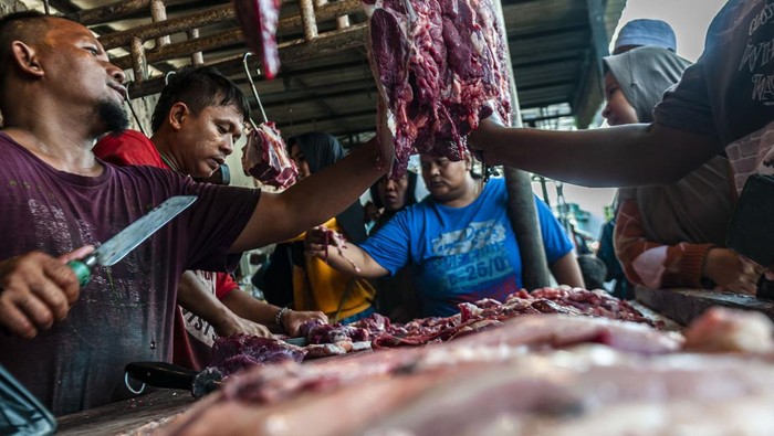 Harga Daging Sapi Naik Jadi Rp 150.000/Kg, tapi Masih Diserbu Pembeli Pedagang melayani pembeli daging sapi di Pasar Rangkasbitung, Lebak, Banten, Rabu (22/3/2023). Menurut pedagang di pasar tersebut, harga daging sapi menjelang bulan Suci Ramadhan mengalami kenaikan dari sebelumnya Rp120 ribu per kilogram menjadi Rp150 ribu per kilogram akibat permintaan yang meningkat. ANTARA FOTO/Muhammad Bagus Khoirunas/hp.