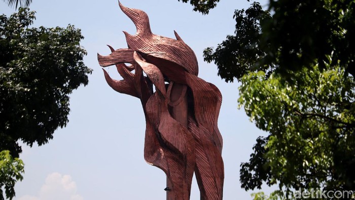 Monumen di Taman Tegallega dibangun sebagai pengingat akan peristiwa Bandung Lautan Api. Hari Bandung Lautan Api diperingati setiap 24 Maret.