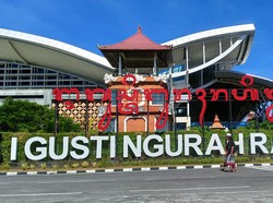 Area terminal keberangkatan domestik yang biasanya sangat ramai juga sepi. Hanya sejumlah petugas bandara yang terlihat berpatroli.