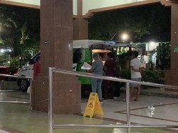 Sejumlah pegawai RSUP Ngoerah seperti petugas kebersihan juga sibuk membersihkan lantai, pintu, tempat sampah, dan fasilitas lainnya. Adapun tenaga kesehatan terlihat mondar-mandir memeriksa pasien. Layanan Instalasi Gawat Darurat (IGD) beroperasi selama 24 jam.