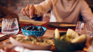 Tips Simpel Ini Bisa Dicoba Biar Nggak Kalap Makan saat Buka Puasa