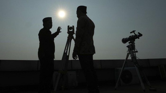 An official is silhouetted as he uses a telescope to scan the horizon for a crescent moon that will determine the beginning of the holy fasting month of Ramadan in Jakarta, Indonesia, Wednesday, March. 22, 2023. Millions of Muslims in Indonesia are gearing up to celebrate the holy month of Ramadan, which is expected to start on Thursday, with traditions and ceremonies across the worlds most populous Muslim-majority country amid soaring food prices.(AP Photo/Achmad Ibrahim)