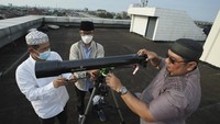 Dari Ibu Kota, pengamatan hilal juga dilakukan menggunakan teleskop untuk memindai cakrawala guna mencari bulan sabit yang akan menentukan awal bulan suci Ramadan. AP Photo/Ahmad Ibrahim