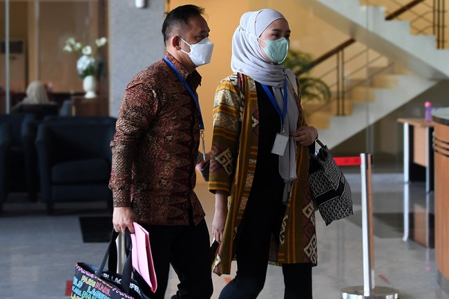 Saat menjalani pemeriksaan di KPK ini, Vidya tampil berbeda. Dia memakai hijab pashmina instant dan outer batik. Tasnya kini bukan lagi dari brand ternama. Vidya tampak menenteng tas yang menyerupai tas tote Christian Dior. Hanya saja tas yang dipakai Vidya memiliki motif berbeda dan hadir dengan tulisan Vanilla. Foto: Dok. Instagram, Antara Foto