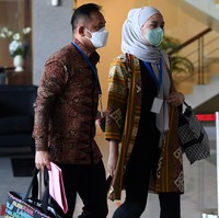 Saat menjalani pemeriksaan di KPK ini, Vidya tampil berbeda. Dia memakai hijab pashmina instant dan outer batik. Tasnya kini bukan lagi dari brand ternama. Vidya tampak menenteng tas yang menyerupai tas tote Christian Dior. Hanya saja tas yang dipakai Vidya memiliki motif berbeda dan hadir dengan tulisan Vanilla. Foto: Dok. Instagram, Antara Foto