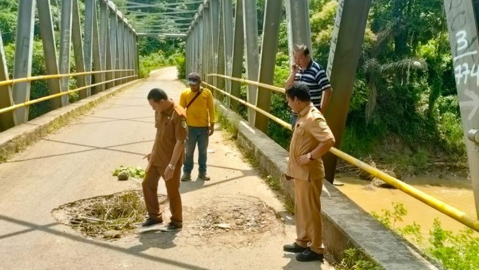 Jembatan Wae Mese II di Kecamatan Komodo, Labuan Bajo, Kabupaten Manggarai Barat, NTT, rusak sehingga jalan ditutup selama dua minggu sejak Rabu (23/3/2023).