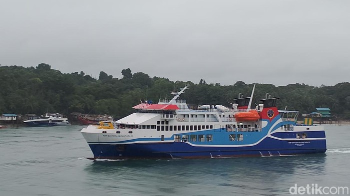 Kapal Bahtera Nusantara 03 saat berlayar di Perairan Punggur, Batam.