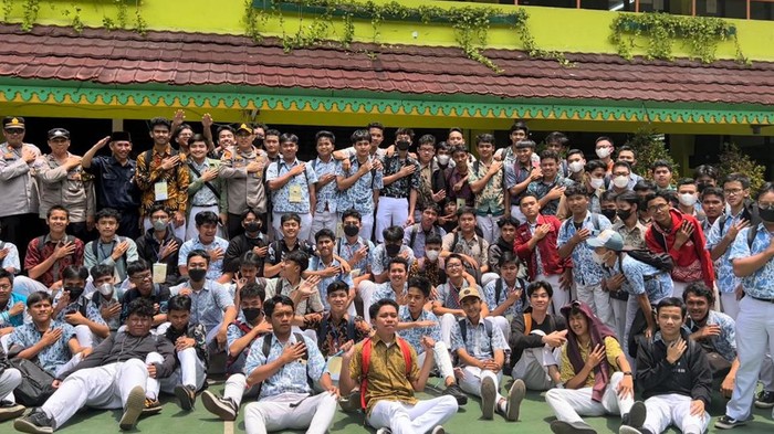Kapolsek Setiabudi Kompol Arif Purnama Oktora mensosialisasikan larangan SOTR kepada pelajar SMA