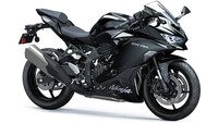 Di Thailand, Kawasaki Ninja ZX-4R dipasarkan dalam dua varian dan harga, varian standar dengan pilihan warna metallic spark black dijual 320 ribu baht atau setara Rp 142 juta dan varian SE dengan pilihan warna lime green/ebony dijual 360 ribu baht atau Rp 159 juta. Foto: Dok. Kawasaki Thailand
