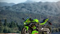Di era modern, mesin 400 cc hadir untuk mengisi gap antara motor 250 cc dan motor 600 cc. Namun model 400 cc yang sudah eksis dinilai tidak mampu memberi ekspektasi kepada para konsumen. Maka itu Kawasaki menghadirkan ZX-4R yang powerful namun tetap berdimensi kompak. Foto: Dok. Kawasaki Thailand