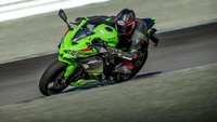 Kawasaki resmi merilis jagoan baru mereka di segmen sport fairing. Motor mesin 400 cc yang dinamakan Ninja ZX-4R itu diperkenalkan di Thailand. Motor bermesin 4 silinder tersebut dipasarkan mulai 320 ribu baht atau setara Rp 142 juta. Foto: Dok. Kawasaki Thailand