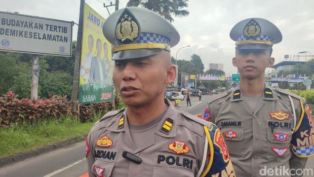 Kawasan Puncak mulai diserbu kendaraan pelat B, lalu lintas masih lancar pagi ini.