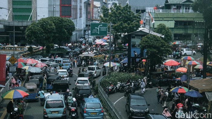 Kawasan Tanah Abang Terpantau Macet Jelang Puasa Lalu-lintas di Pasar Tanah Abang, Jakarta, terpantau macet siang ini. Kemacetan disebabkan ramainya pengunjung yang parkir di sekitar pasar menjelang puasa Ramadhan.