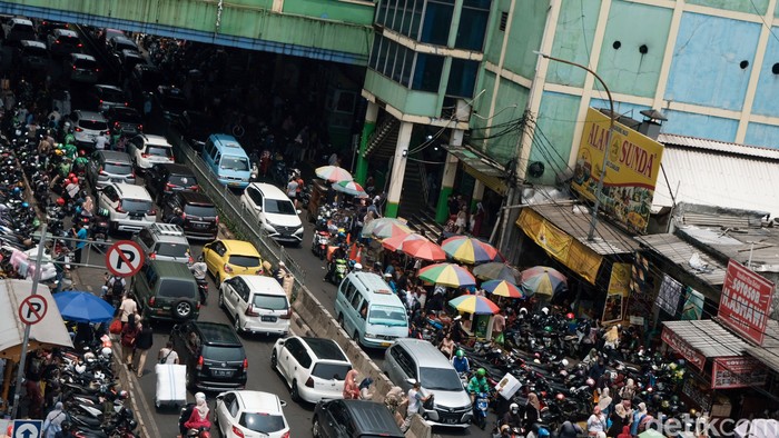 Lalu-lintas di Pasar Tanah Abang, Jakarta, terpantau macet siang ini. Kemacetan disebabkan ramainya pengunjung yang parkir di sekitar pasar menjelang puasa Ramadhan.