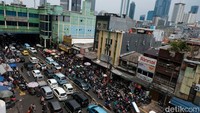 Pada hari ini, terpantau pengunjung masih terus memburu baju muslim di pasar Tanah Abang.