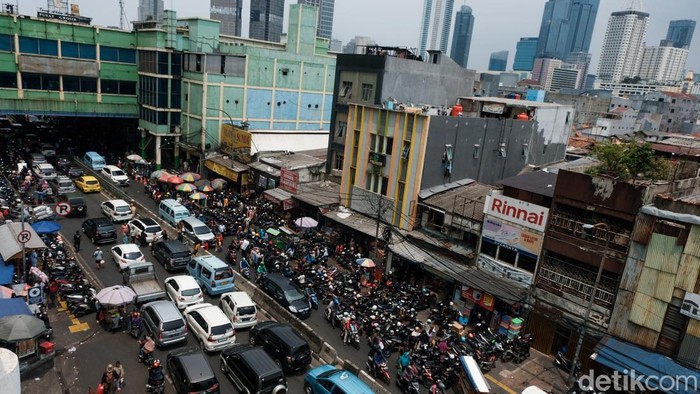 Lalu-lintas di Pasar Tanah Abang, Jakarta, terpantau macet siang ini. Kemacetan disebabkan ramainya pengunjung yang parkir di sekitar pasar menjelang puasa Ramadhan.