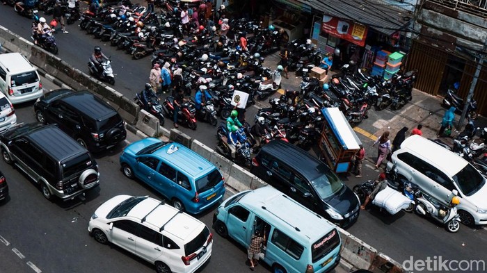 Lalu-lintas di Pasar Tanah Abang, Jakarta, terpantau macet siang ini. Kemacetan disebabkan ramainya pengunjung yang parkir di sekitar pasar menjelang puasa Ramadhan.