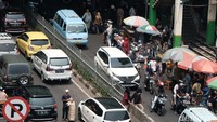 Pantauan detikcom, kawasan tanah abang dipadati kendaraan mobil mau pun motor.