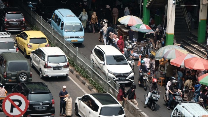 Kawasan Tanah Abang Terpantau Macet Jelang Puasa Lalu-lintas di Pasar Tanah Abang, Jakarta, terpantau macet siang ini. Kemacetan disebabkan ramainya pengunjung yang parkir di sekitar pasar menjelang puasa Ramadhan.