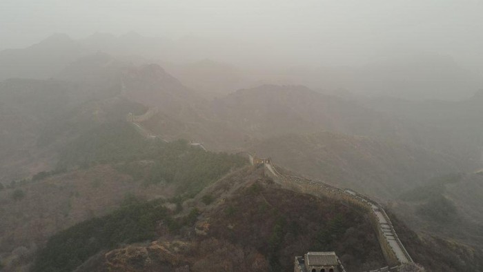 Kelabu di Tembok China Imbas Badai Pasir CHENGDE, CHINA - MARCH 22, 2023 - Aerial photo shows the Jinshanling Great Wall under Sandstorm in Chengde City, North China's Hebei Province, March 22, 2023. (Photo credit should read CFOTO/Future Publishing via Getty Images)